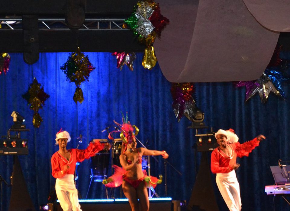 Le Cannet-des-Maures celebró su Eve 2015-2016 avec notre Compagnie "Corps et Danse" et son spectacle de Cabaret Latino TROPICALIA !Saint-sylvestre 2015, 31 de diciembre de 2015, Fiesta, Latino, Dîner-Spectacle, Le Cannet des Maures!!