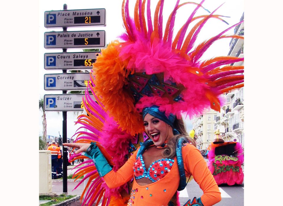 Corso Illuminé le 16/02 et Bataille de Fleurs le 17/02. Carnaval de Nice 2016. Compagnie Corps et Danse, défilé, Carnaval Latino, Danse Latino