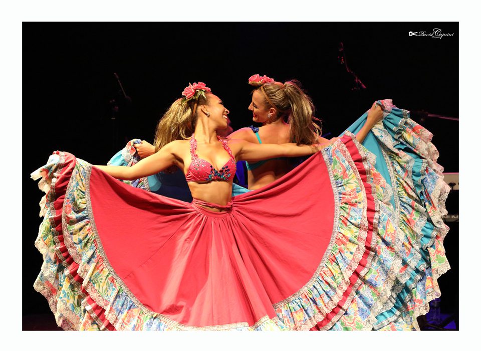 Comienzo del verano Las tardes Monte Carlo Bay, BRASIL a Pace PASIÓN, avec les merveilleux danseurs et musiciens brésiliens de la COMPAGNIE "CORPS ET DANSE" ! Juillet 2016