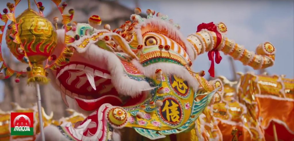 Extrait vidéo de la Grande Parade du Nouvel An Chinois 2017, à Macao !!! Compagnie Corps et Danse